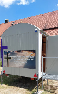 Bauwagenkirche mit offener Türe