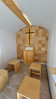 Bauwagenkirche von innen